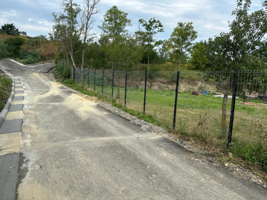 Loc de casa la asfalt