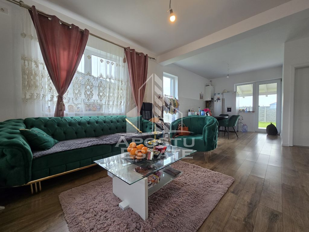 Jumatate de duplex, P+M, cu 3 camere si 2 bai, Sag