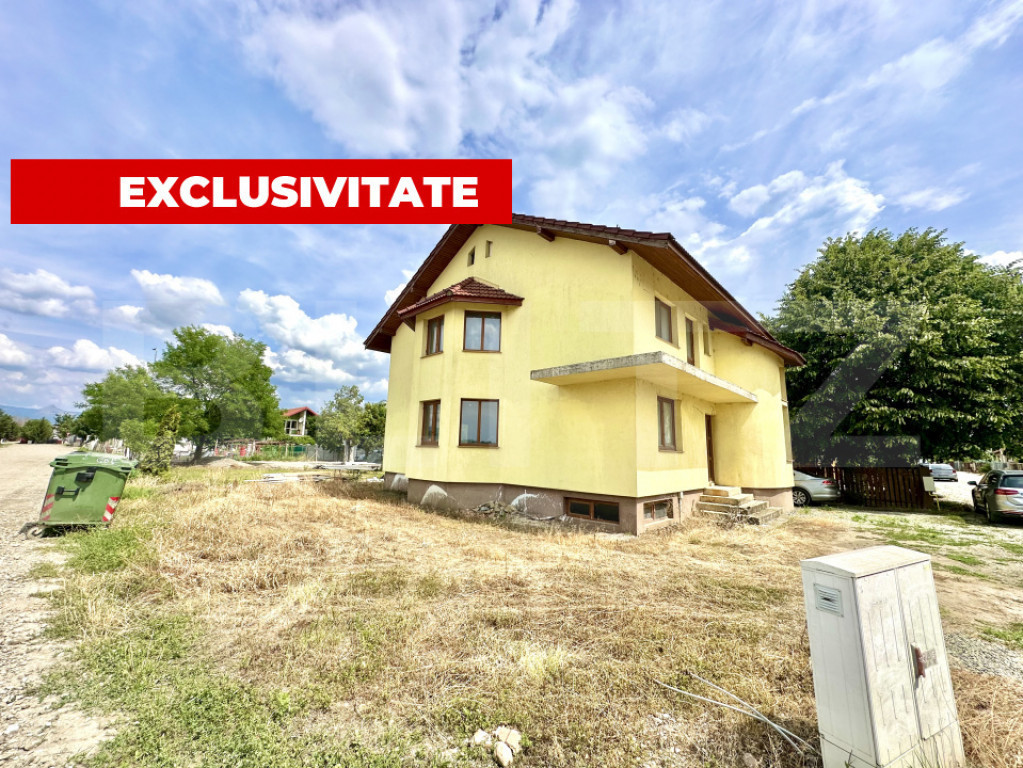 Casa spatioasa cu 5 camere,interior la rosu,423 mp teren,Mic