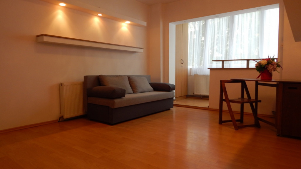 3 camere de inchiriat langa metrou Brancusi