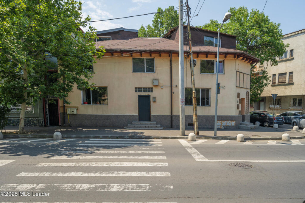 Imobil 8 camere, intrare Parc Carol