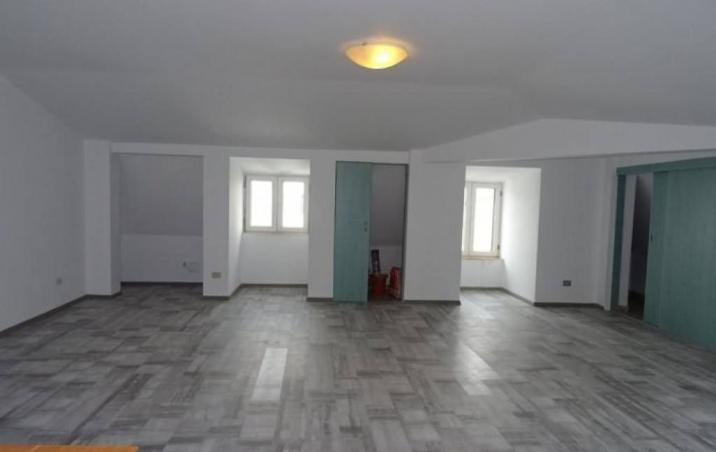 Vila,10 camere,Zona Titan.