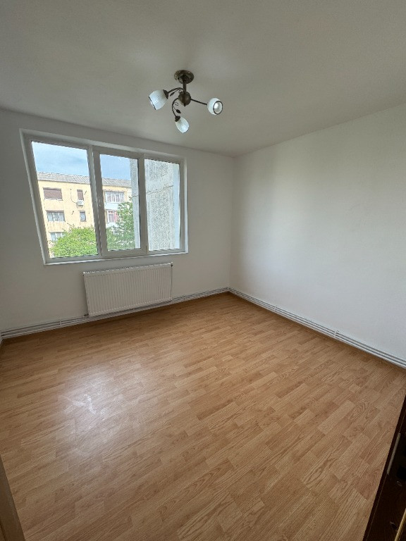 De vanzare apartament cu 3 camere