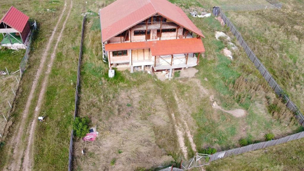 De vânzare un imobil la rosu în Sfântu Gheorghe