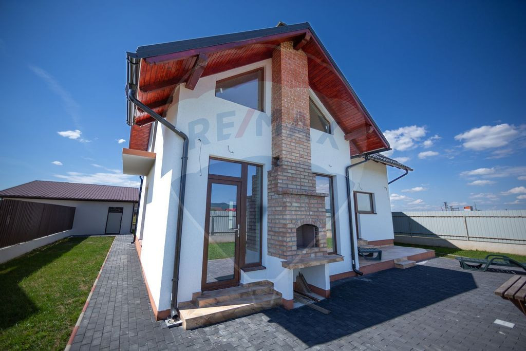 Casă modernă cu 5 camere, garaj și teren 590 mp.