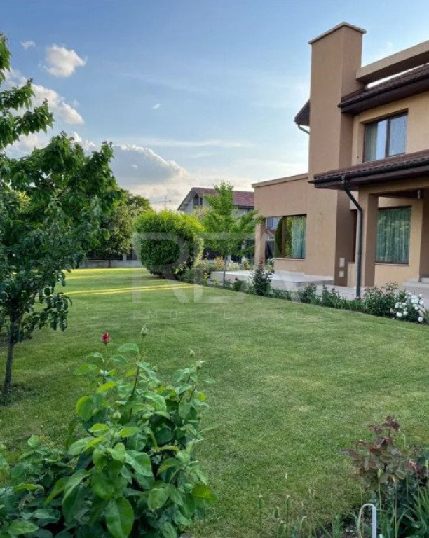 Vilă Elegantă cu 6 Camere, Terase Generoase și Grădină