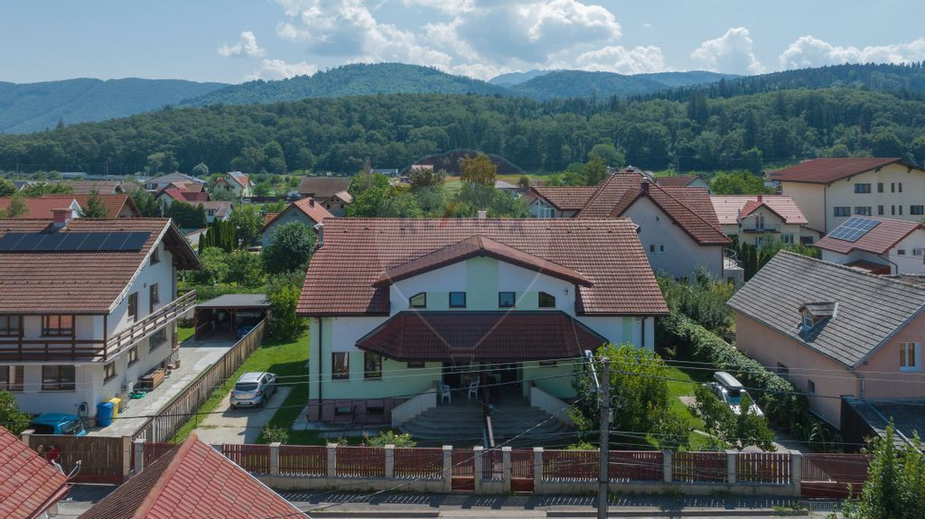 Casă elegantă în cea mai bună zonă din Cristian – ...