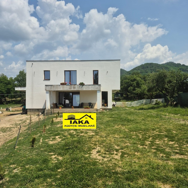 Str. Corbului, casa P+1, 30 ari teren