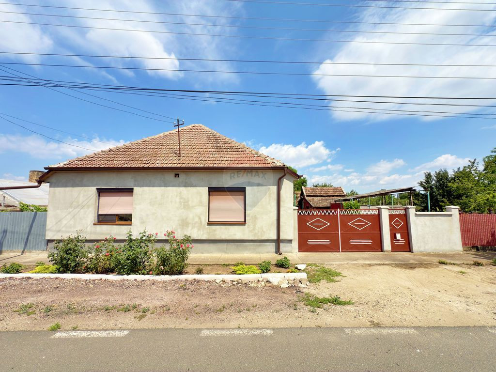 Casă cu 2880mp teren in loc. Iratoșu