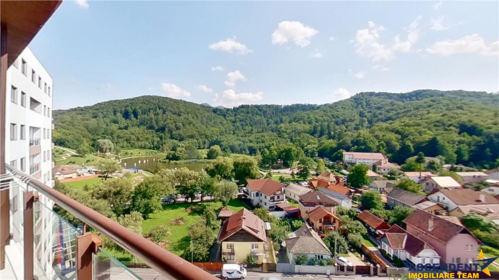 Studio cochet incantare panoramica si eleganta cromatica, ca