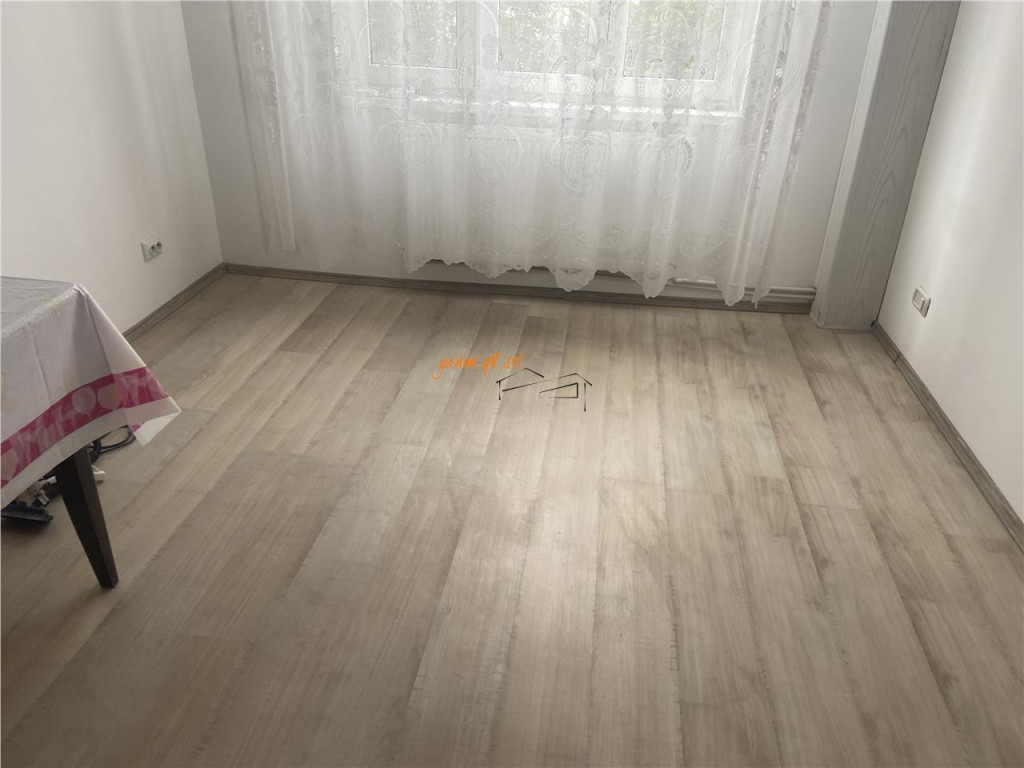 Garsoniera de ,Zona cartier Gara, 32 mp , et 3/4 , renovata