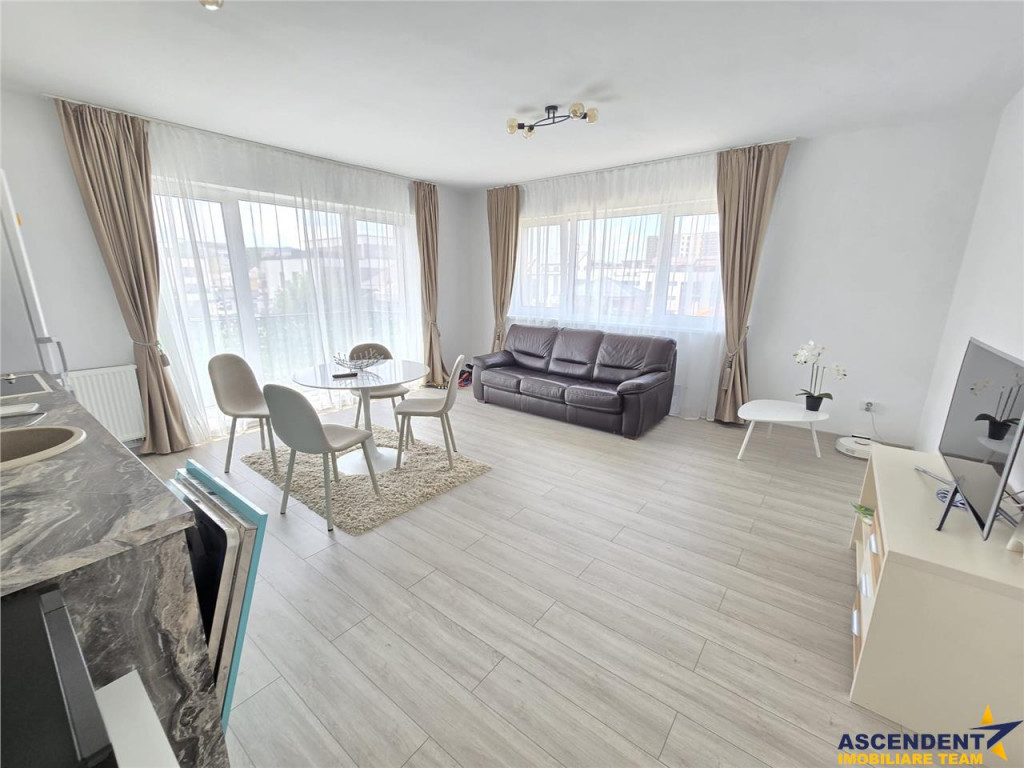 Imobil decomandat ,la prima , nou, 2 balcoane, zona Coresi