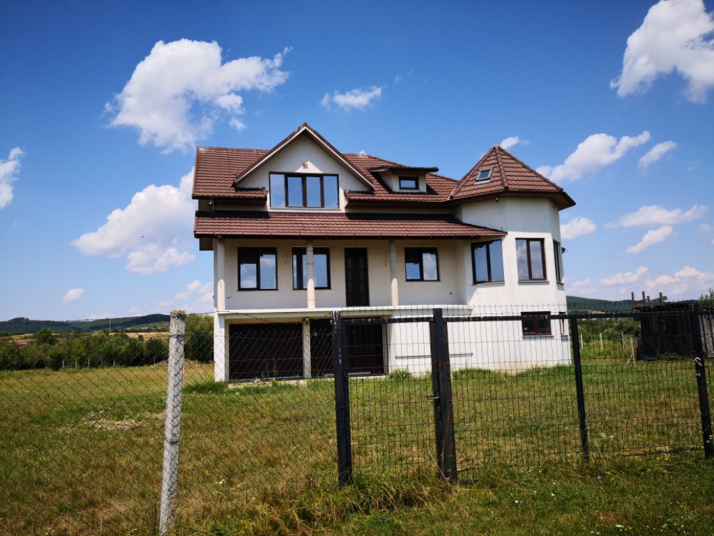 Casă P+1+M, 350 mp, teren 70 ari, Livezile, la 9 km de Bistrița