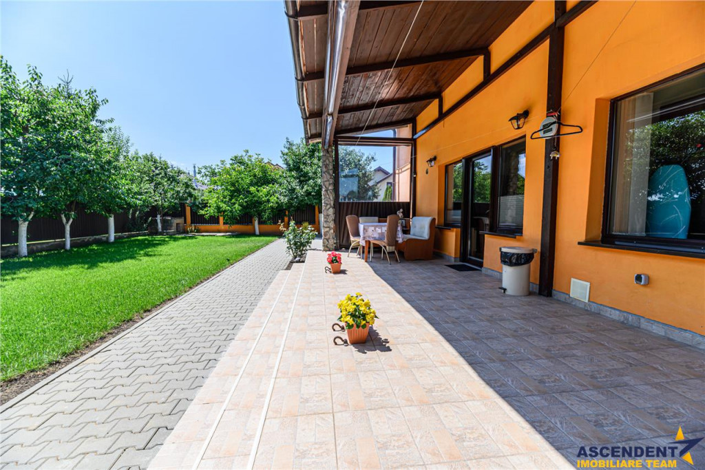 Vila luminoasa cu:terase,curte,gradina, livada, vedere munte