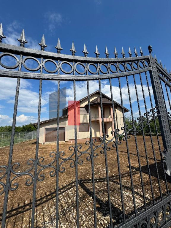 Casa la rosu in Peris