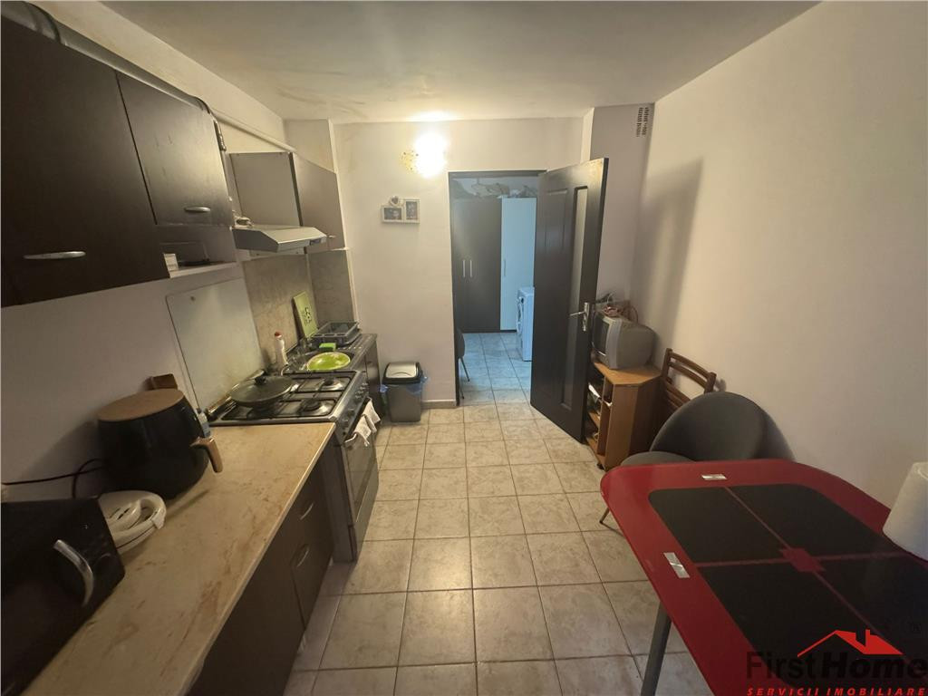 Garsoniera 38 mp utili,hol patrat , parter/3,CENTRU- Sala Po