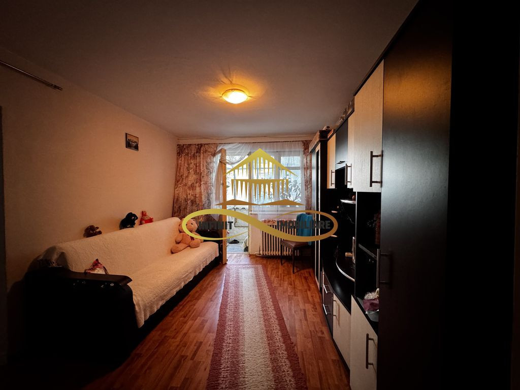 Apartament 3 camere cu balcon la parter - de vanzare