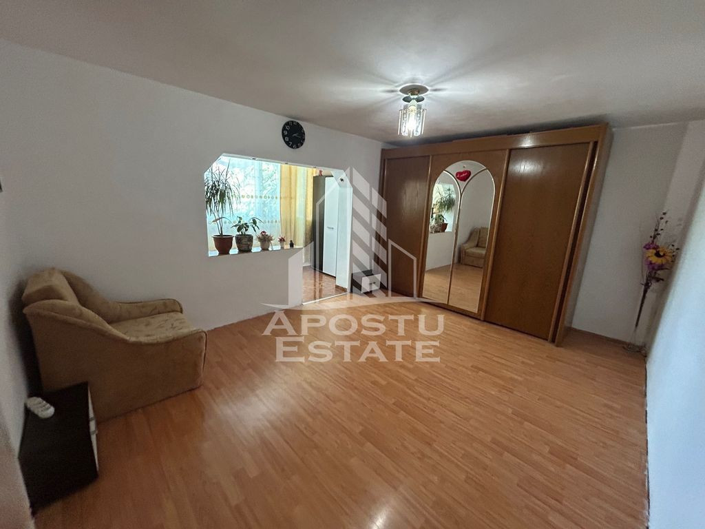 Apartament cu 1 cameră decomandat , etajul 1, centrala ...