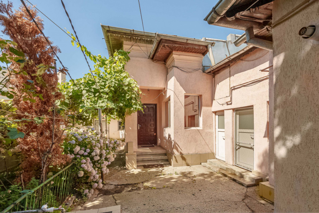 Casă individuală cu 2 corpuri, curte proprie, 253mp teren,