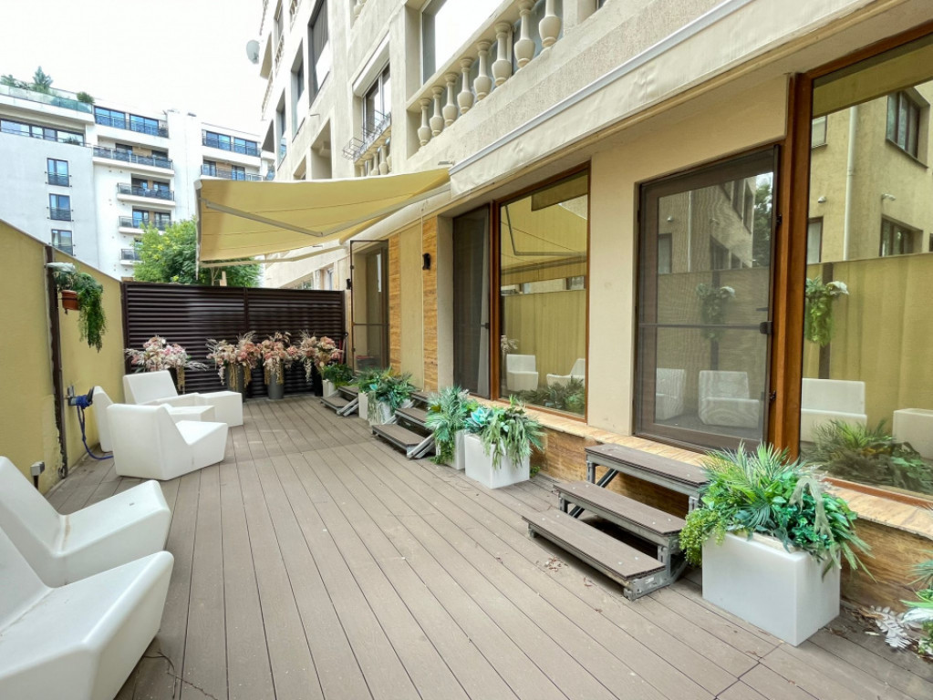 Apartament de 3 camere și curte privată - Parcare subteran