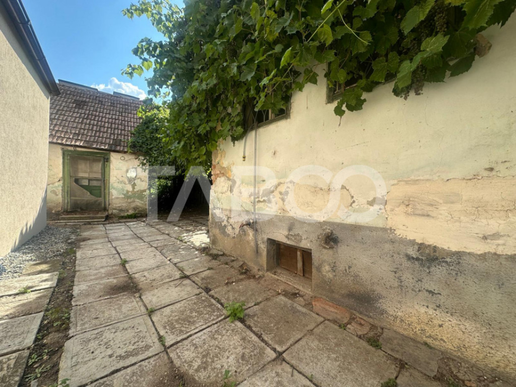 Casa individuala de renovat cu teren de 320 mp in zona Piata