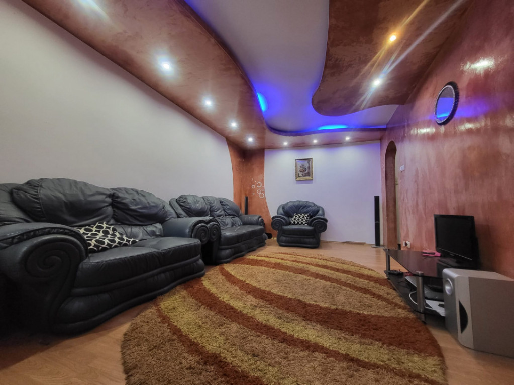 Apartament 2 camere, decomandat, etajul 1/9, Podul Inalt