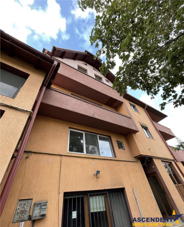 Casa cu 8 camere: clinica, cabinete medicale, centru estetic