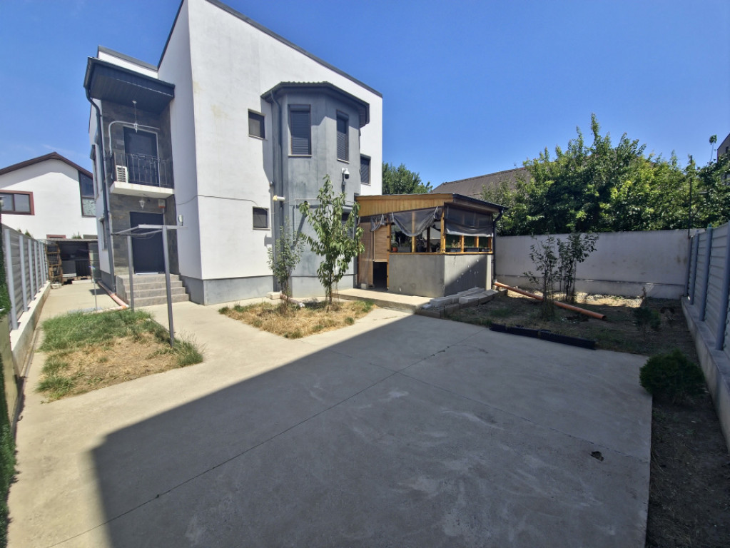 Valu lui Traian vilă 4 camere, curte foișor termen lung