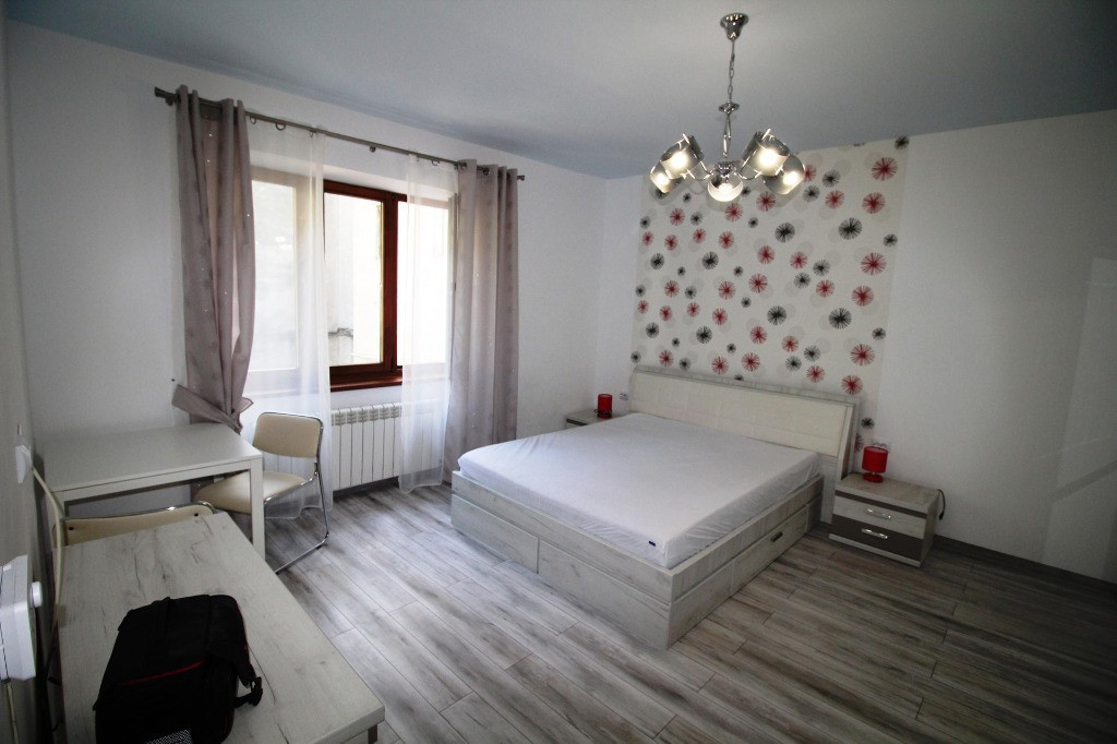 INCHIRIEZ garsoniera 1 camera la casa,renovata,zona Centrala