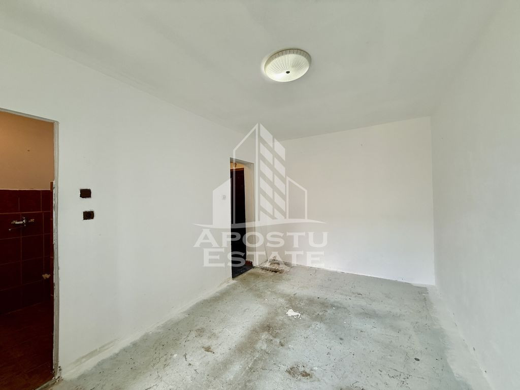 Garsoniera cu bucatarie inchisa, etaj intermediar, zona UMT