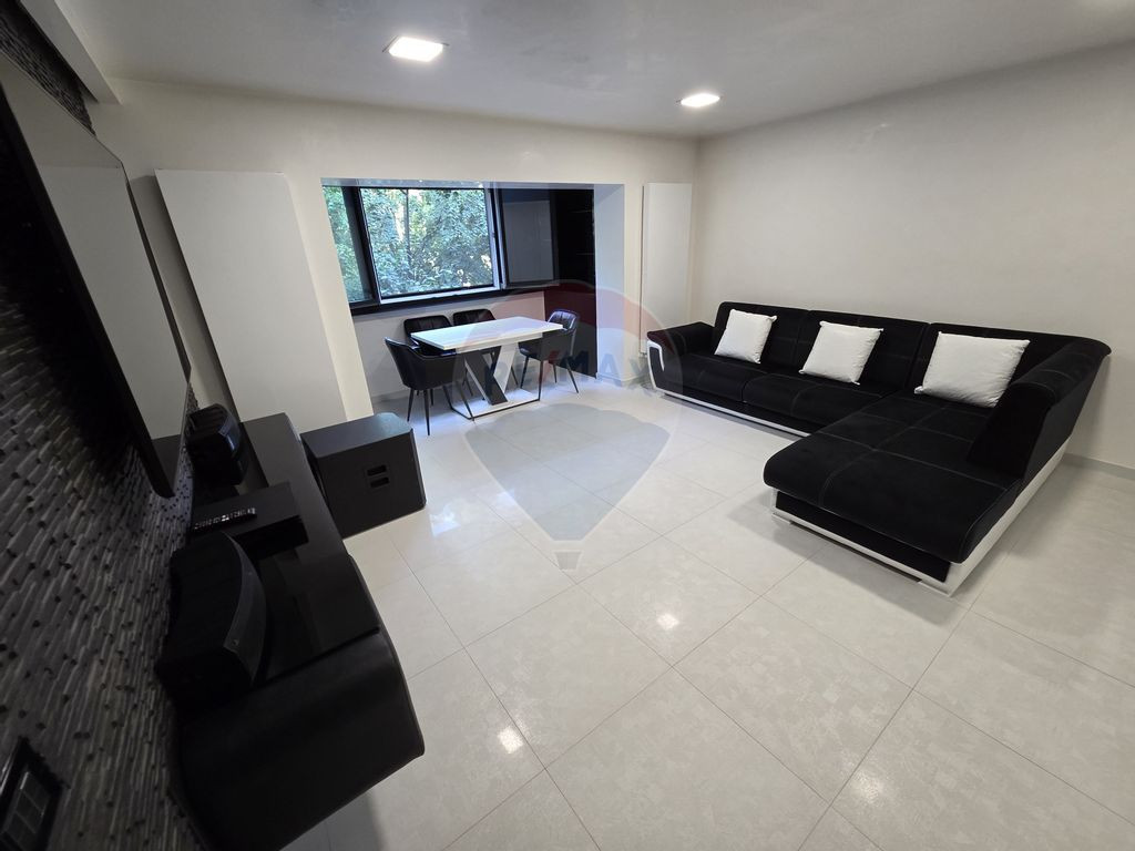 Apartament cu 3 camere etajul 1, zona Poienita