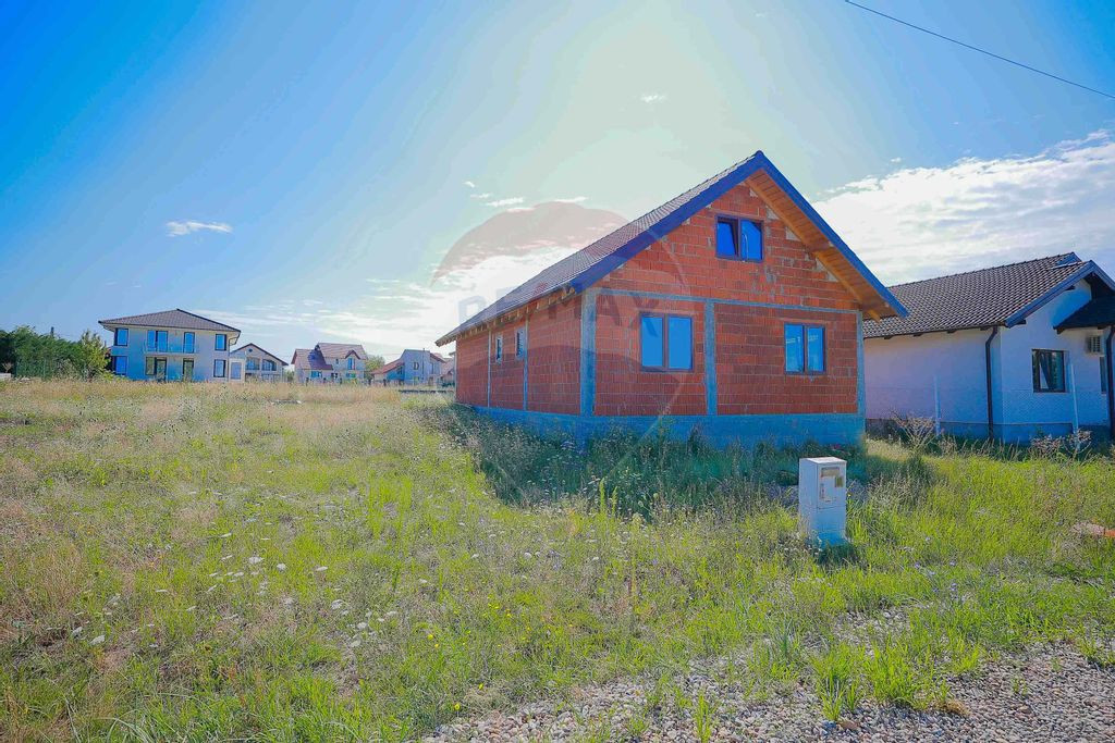 Casă de vânzare la roșu cu 5 camere, teren 537mp, în ...