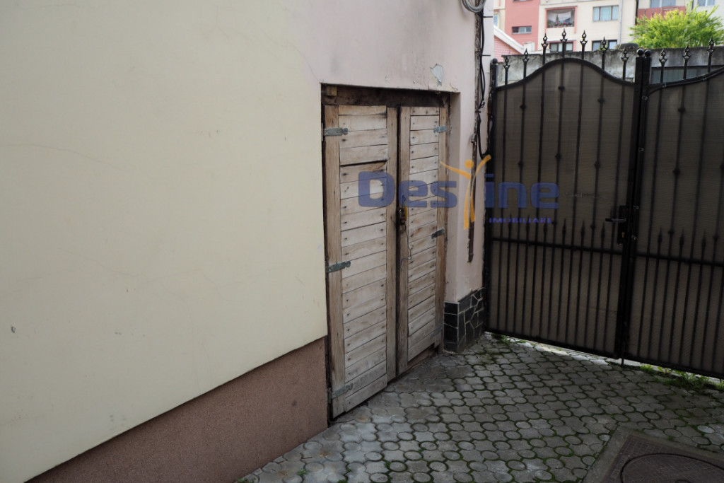 VAND CASA IN CENTRUL VECHI,DEJ,CURTE COMUNA,DE RENOVAT