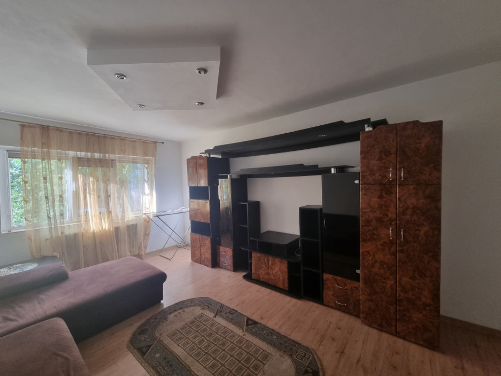 Milcov- Pompieri- Garsonieră decomandată, bloc de apartame