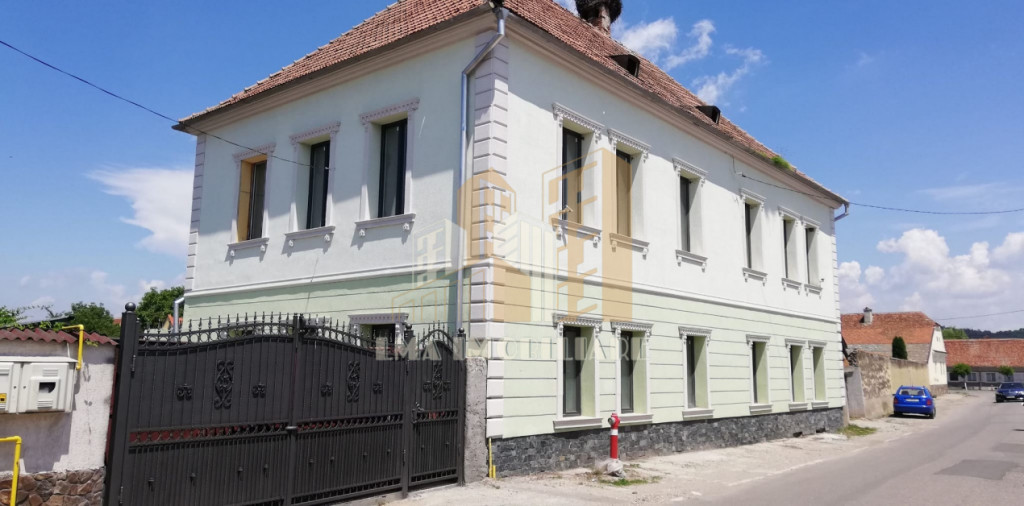 Clădire istorică, complet renovată in centru Sanpetrului
