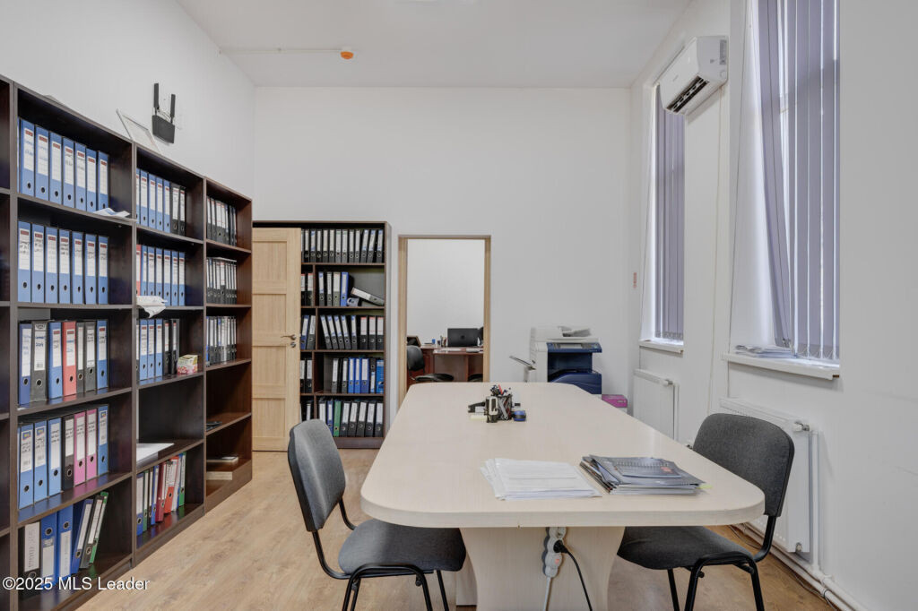 De spatiu birouri si depozitare, teren Danubiana