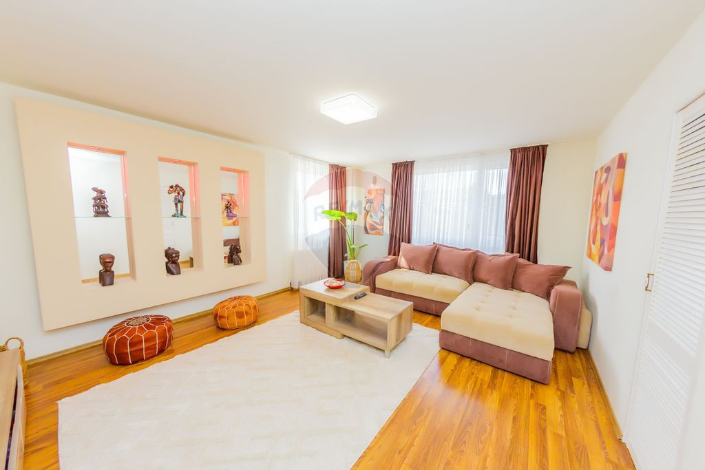 Pensiune P+1+M de vanzare, 396 mp, zona Orasul Vechi