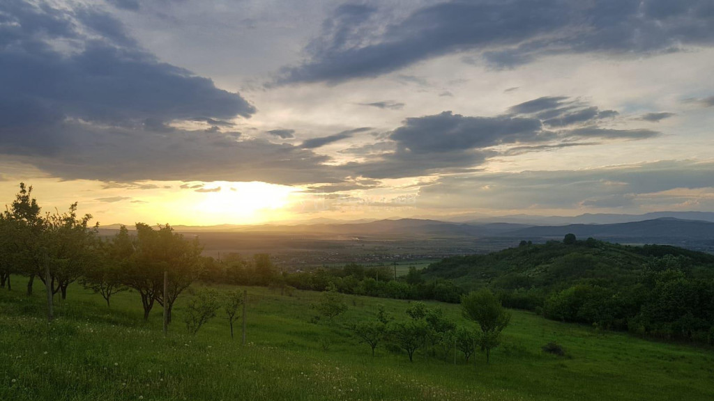 Teren intravilan, cu priveliste superba situat in Seciu, in