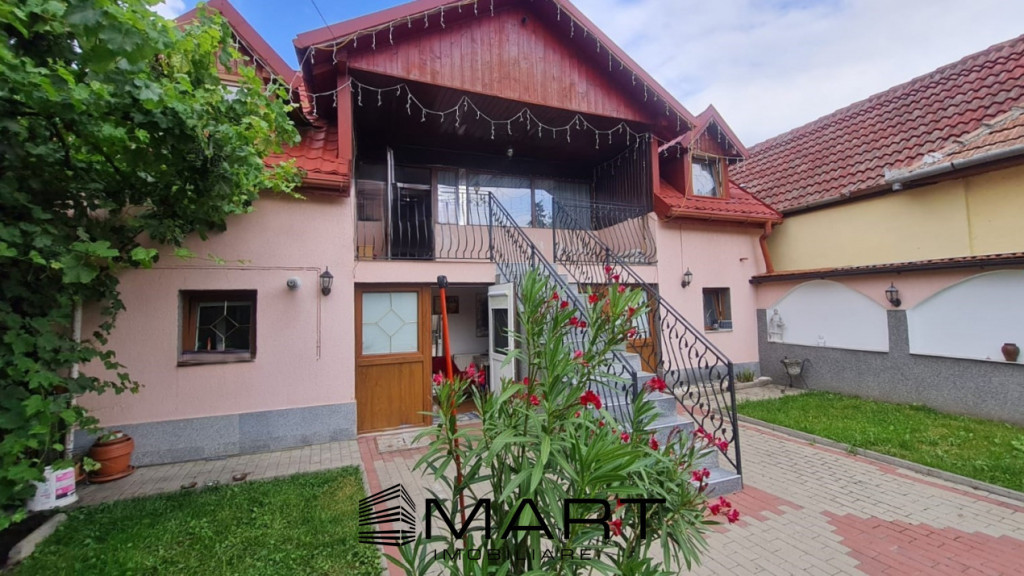 Casa formata din doua apartamente, cu curte de 450 mp, in zo