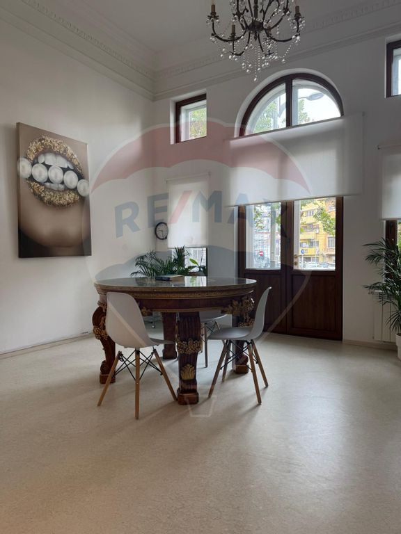 Vilă cu 12 camere de închiriat Lascăr Catargiu 30