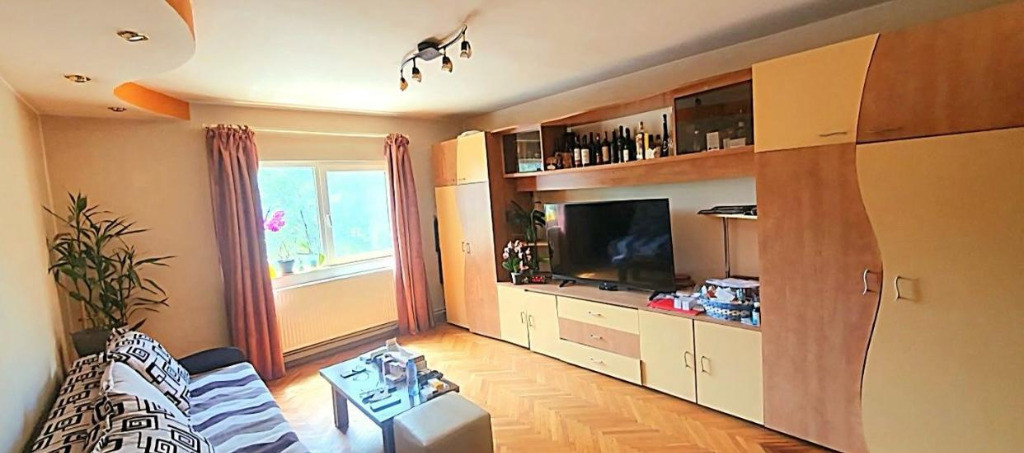 Apartament 4 camere, decomandat - zona Tractorul