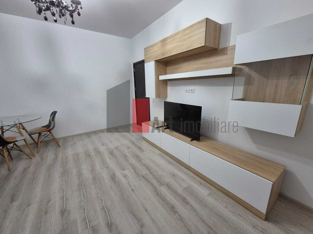 Închiriez Apartament 3 camere, Decomandat + loc de parcare