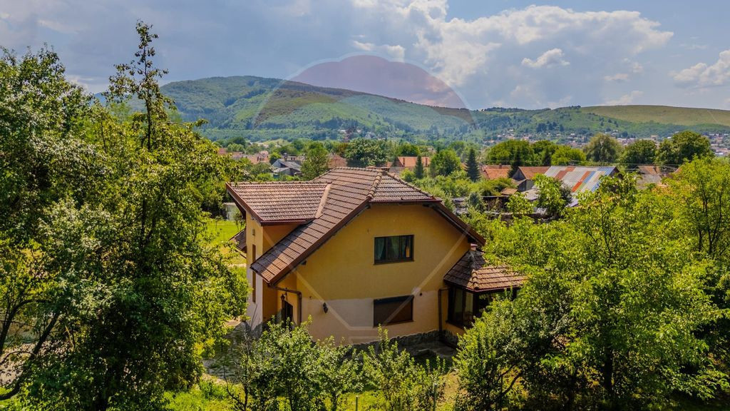 Casa CU POVESTE rezidential/ vacanta in Teliu cu 1700 mp ...