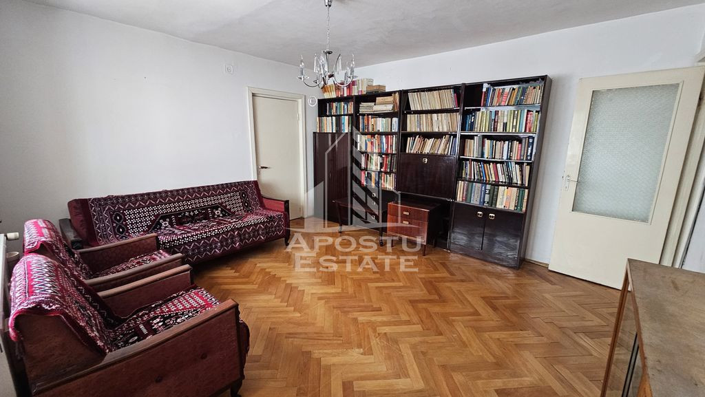 Apartament cu 3 camere, decomantat, etajul 2 , zona Spita...