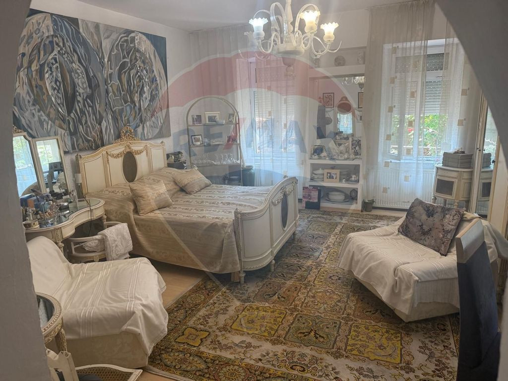 Casă / Vilă cu 6 camere de vânzare în zona Central