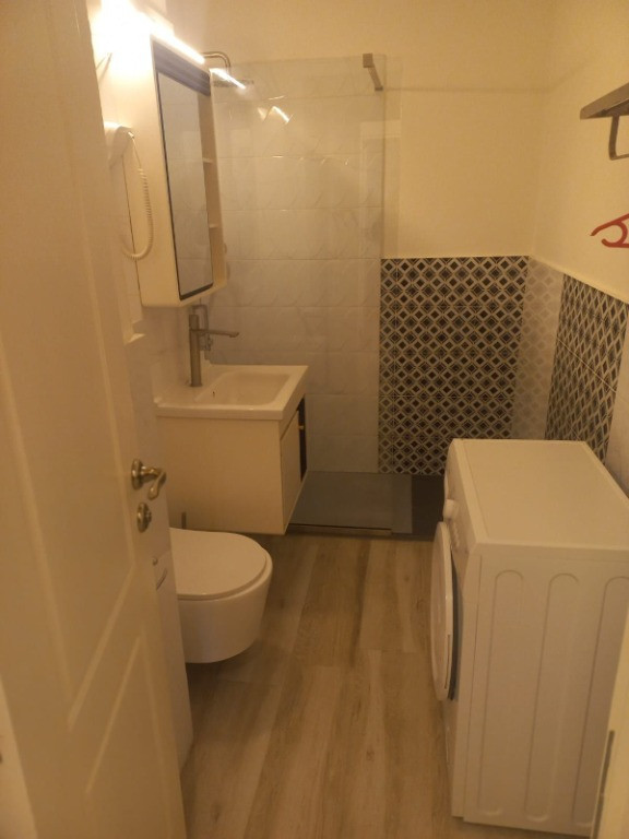 Cug 2 camere decomandat zona excelenta cu acces facil catre centru!