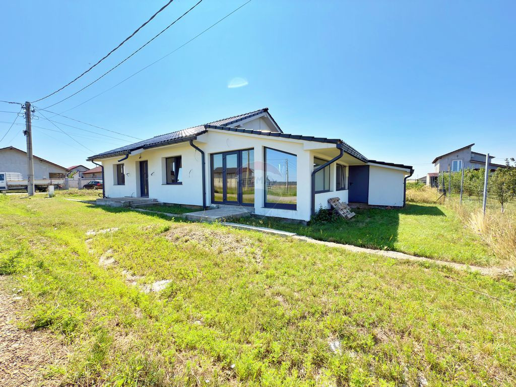 Casă cu 3 camere de vânzare loc. Frumușeni, jud. Arad