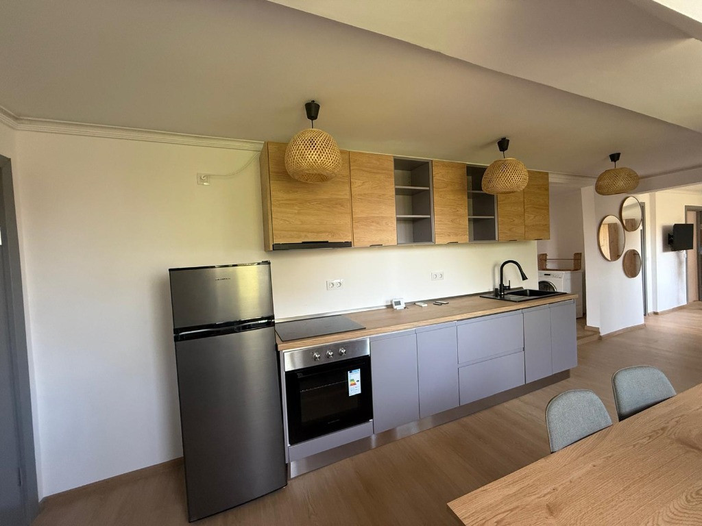 Apartament cu gradina la curte