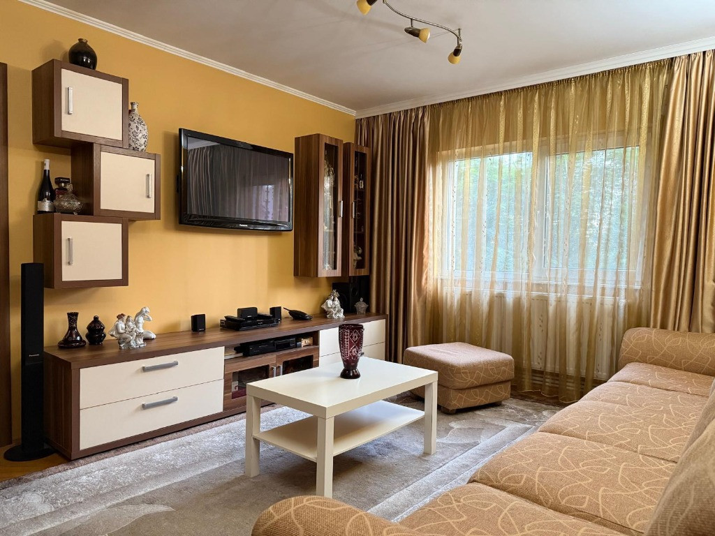 CET , apartament 3 camere , etaj 2/4