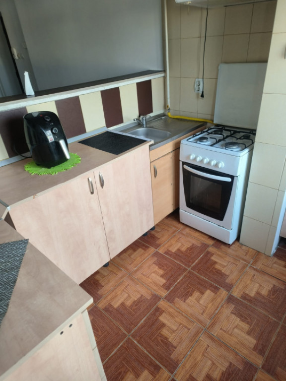 370 Euro! Ap 2 cam , Galata, semi central